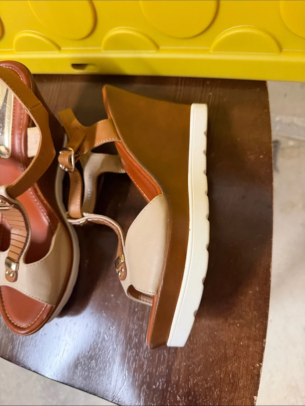 Godiva Women’s Tan and Cream Platform Wedge Sandals Size 10